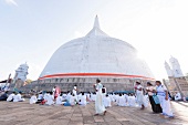 Sri Lanka, Anuradhapura, Stupa des Mirisawetiya-Tempel, Platz, Menschen