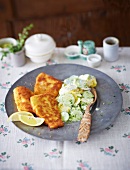 Bratfisch mit Kartoffelsalat, Teller grau, Holzlöffel