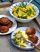 Landküche, Fleischpflanzerl mit Rucola-Kartoffelsalat