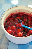 Landküche, ein Topf voller Beeren für Rote Grütze