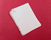 Zettel mit Büroklammer, roter Hintergrund