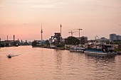 Berlin, Friedrichshain, Spree, Blick von Warschauer Brücke, Alex