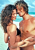 Mann und Frau umarmen sich am Strand