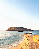 Insel Ibiza, Strand mit Insel im Hintergrund, Meer