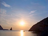 Insel Ibiza, Bucht, Sonnenuntergang, Felseninsel im Hintergrund