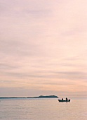 Insel Ibiza, Meer, Sonnenuntergang, Boot, Felseninsel im Hintergrund
