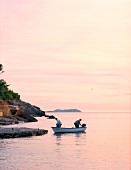 Insel Ibiza, Bucht, Sonnenuntergang, Boot, Felseninsel im Hintergrund