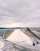Salinen im Süden von Ibiza Fließband , Salzgewinnung an der Küste,X