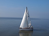 Niedersachsen, Insel Spiekeroog, Segelboot auf dem Wasser
