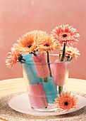 Vasenspaß, Gerberas in pink stuck in curlers