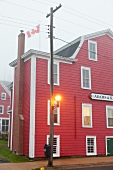 Kanada, Nova Scotia, Lunenburg, im Hafen, Nebel, rote Hausfassade