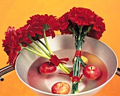 Vasenspaß, Gerberas, Nelken rot, in Schale, Dekoration, Äpfel