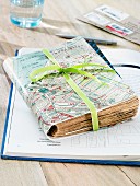 Reisetagebuch mit Landkarte als Umschlag