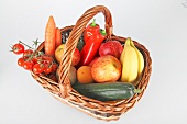 Obstkorb, gefüllter Bastkorb mit Obst und Gemüse
