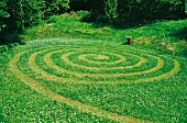 Weekend Gärtner, Rasen besonders gemäht, im Kreis, Spirale, rund