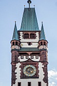 Freiburg, Gebäude und Martinstor, Froschperspektive