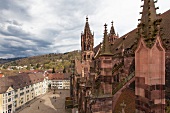 Blick vom Münster auf den Münster- platz, Altstadt