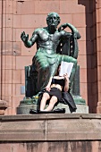 Freiburg, Universität. Aristoteles- Figur, Studentin vor dem Eingang