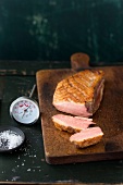 Niedrigtemperatur, angeschnitt ener Krustenbraten mit Thermometer