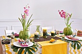 asiatisch dekorierter Tisch mit Tischläufer und Kerzen