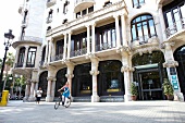 Barcelona, Hotel Casa Fuster, Außenansicht, Frau, Fahrrad