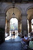 Barcelona, Eingang zum Plaça Reial Touristen