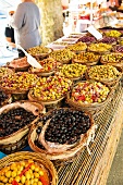 Frankreich, Lyon, große Körbe mit Oliven auf dem Markt