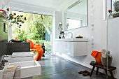 helles Badezimmer, Luxus, großes Fenster, Accessoires orange
