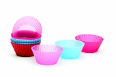 leere bunte Backformen für Muffins