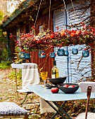 Gartentisch dekoriert mit herbstlichem Kranz & Windlichtern