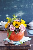 Kürbis, Blumenbouquet in einer Vase aus Kürbis