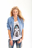 blonde Frau in T-Shirt und Hemd Halskette, used Jeans, lacht