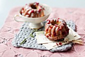 Cranberry-Minigugelhupf mit Zuckerguss und Honig