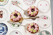 Mini late harvest wine Bundt cakes with grapes and icing sugar