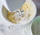 Stevia, Mürbeteig, Step 3 : Me hl und Butter-Ei-Masse verkneten
