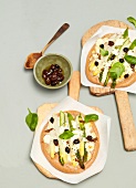 Spargelpizza mit Oliven und Schafskäse, Feta