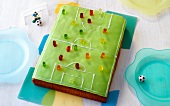 Backen für Kinder, Kicker- kuchen, Kuchen als Fußballfeld