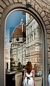 Italien, Florenz, Frau vor Schaufenster, Piazza del Duomo