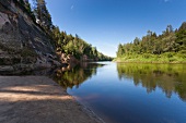 Lettland, Erglu Klintis, Adlerfelsen am Gauja Fluss bei Cesis mit Sandstrand