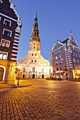 Lettland, Riga, Sankt Petri Kirche am Abend, 