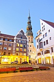 Lettland, Riga, Saint Petri Kirche am Abend, 