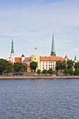 Lettland, Riga, Blick auf die Altstadt von Riga mit dem Schloss, Rigaer Burg