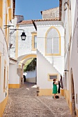 Portugal, Algarve, Alenteo, Evora, Frau hängt Wäsche auf