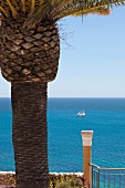 Portugal, Algarve, Lagos, Terrasse des Romantik Hotel Vivenda Miranda mit Meerblick