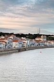 Portugal, Algarve, Blick auf Alcacer do Sal am Rio Sado