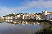 Portugal, Algarve, Blick auf Alcacer do Sal am Rio Sado