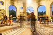 Deutschland, München, Tango-Tänzer im Hofgartentempel.