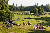 Deutschland, München, Sonnenbaden im Englischer Garten. 