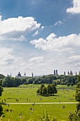 Deutschland, München, Sonnenbaden im Englischer Garten. 