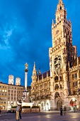 Deutschland, München, Marienplatz mit Rathaus
